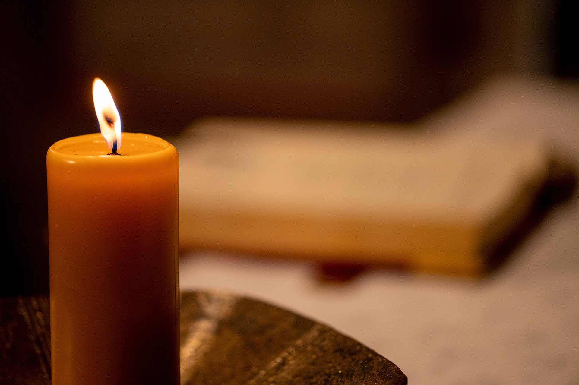 Quelle: pixabay.de / Pronschee, https://pixabay.com/de/photos/kerze-flamme-kerzenlicht-licht-6097629/, Freie kommerzielle Nutzung Kein Bildnachweis nötig Kerze brennt